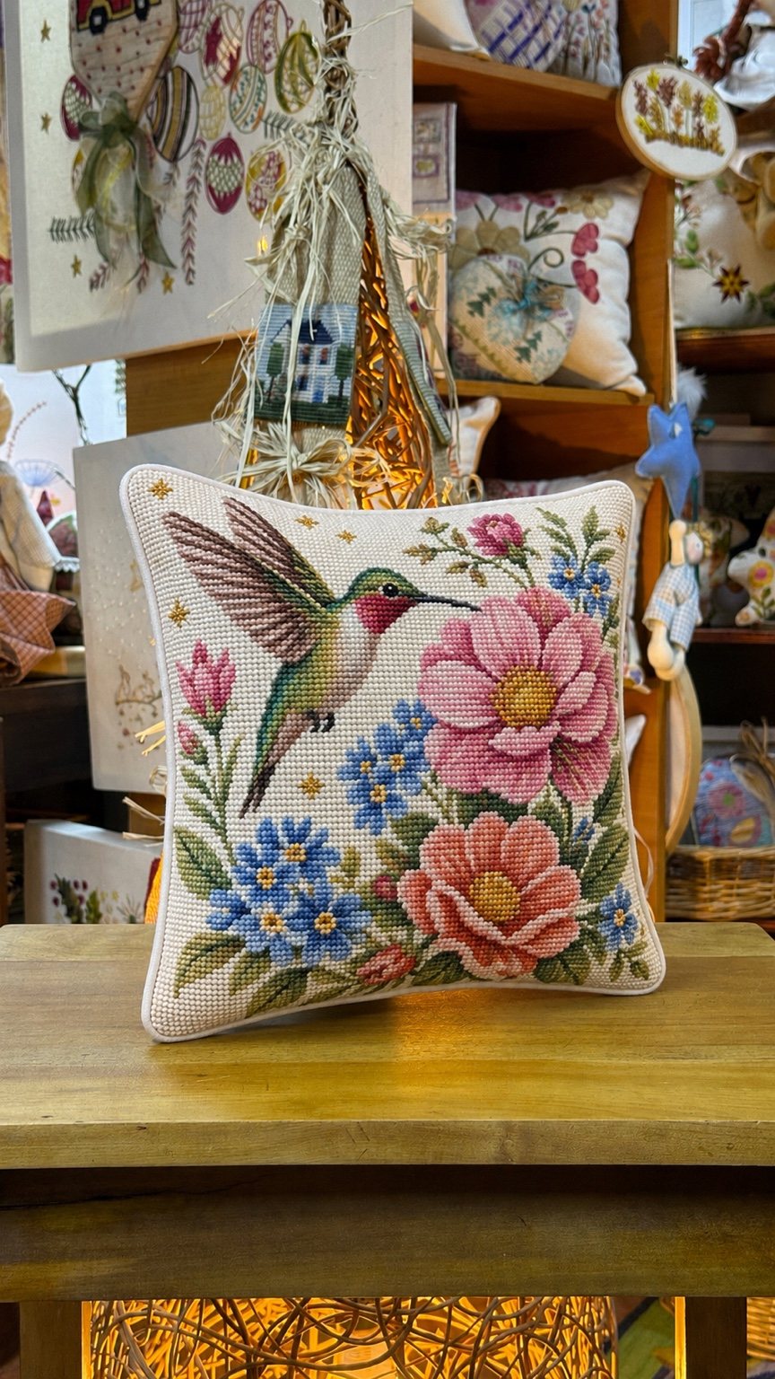 Cojín colibrí y flores para bordar